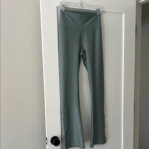 Alo Yoga High-Waist Leggings in Silver/Gray, Size S, Never Worn